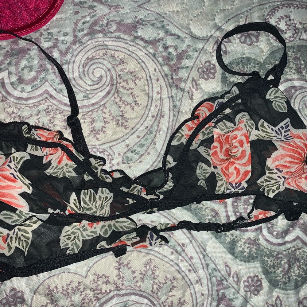 Bras - Picture 2 of 8